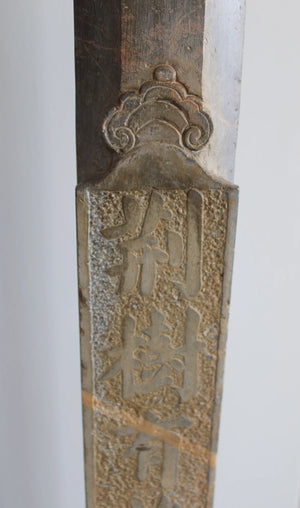 Pareja de Leones Foo con Pilares y Estelas