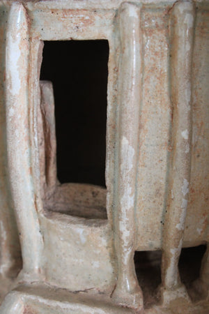 Maqueta de granero en cerámica Qingbai