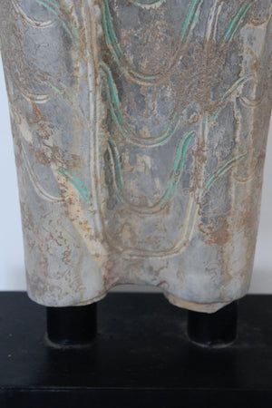 Buda Shakyamuni en piedra policromada, Dinastía Tang