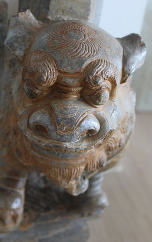 Pareja de Leones Foo con Pilares y Estelas