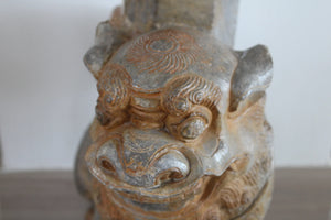 Pareja de Leones Foo con Pilares y Estelas