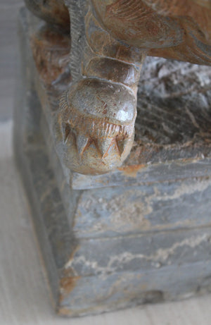 Pareja de Leones Foo con Pilares y Estelas