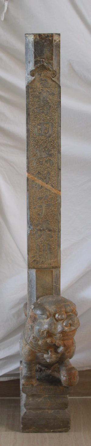 Pareja de Leones Foo con Pilares y Estelas