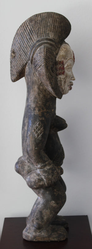 Escultura de ancestro femenino punu