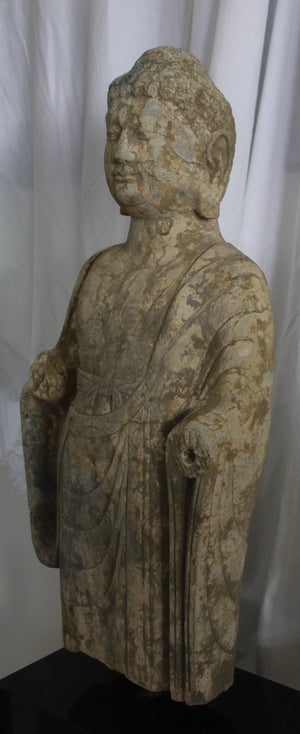 Buda de pie en piedra, dinastía Tang