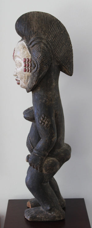 Escultura de ancestro femenino punu