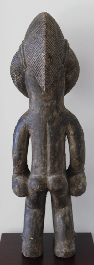 Escultura de ancestro femenino punu