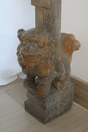 Pareja de Leones Foo con Pilares y Estelas