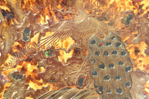 Bandeja de carey con decoración de pavo real