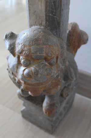 Pareja de Leones Foo con Pilares y Estelas