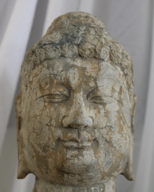 Buda de pie en piedra, dinastía Tang