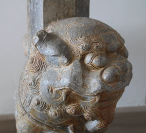 Pareja de Leones Foo con Pilares y Estelas