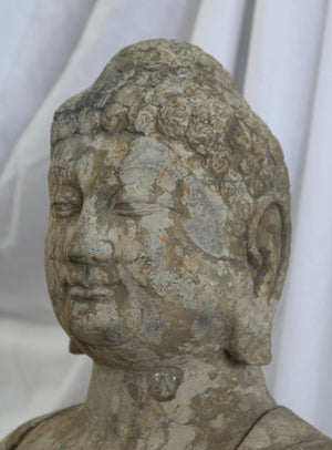 Buda de pie en piedra, dinastía Tang