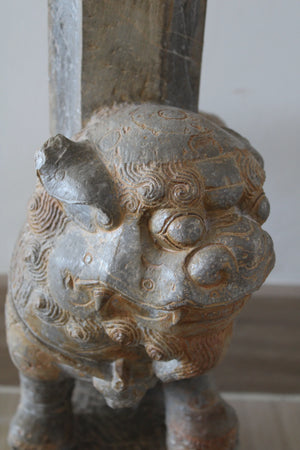 Pareja de Leones Foo con Pilares y Estelas