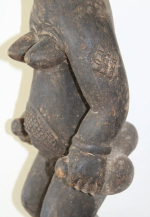 Escultura de ancestro femenino punu