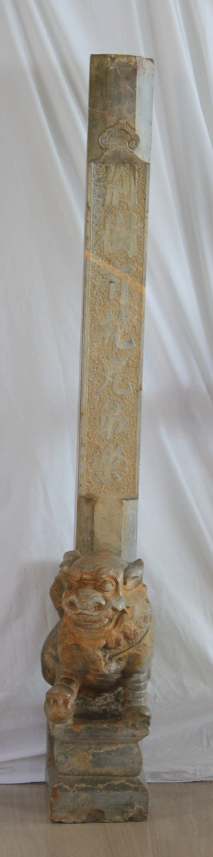 Pareja de Leones Foo con Pilares y Estelas