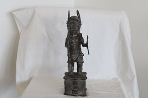 Escultura en bronce de alto dignatario del Reino de Benín