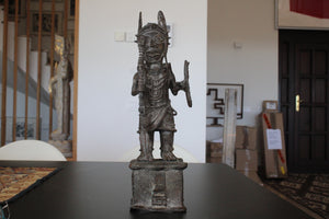 Escultura en bronce de alto dignatario del Reino de Benín