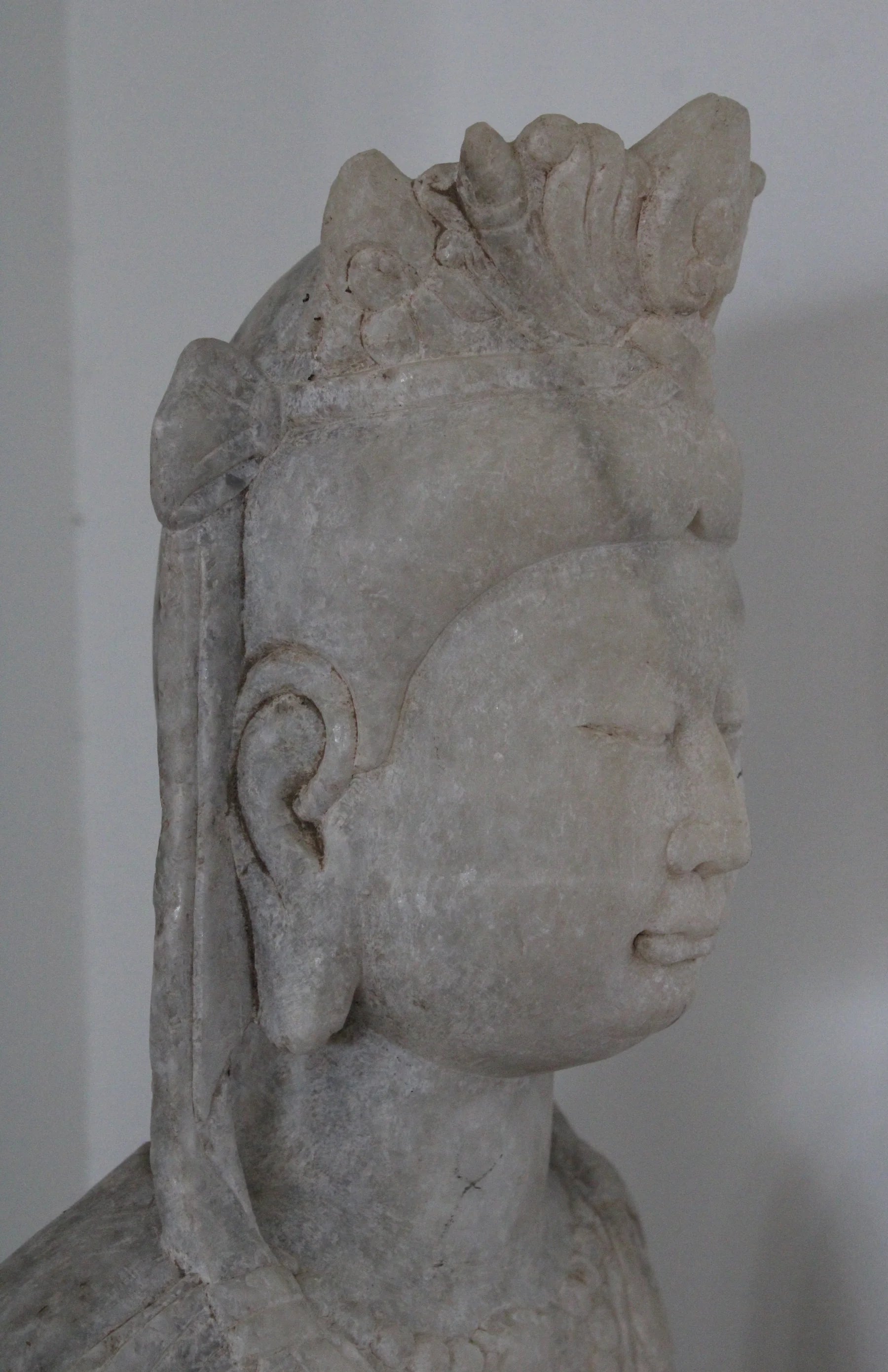 Escultura de Bodhisattva en Mármol