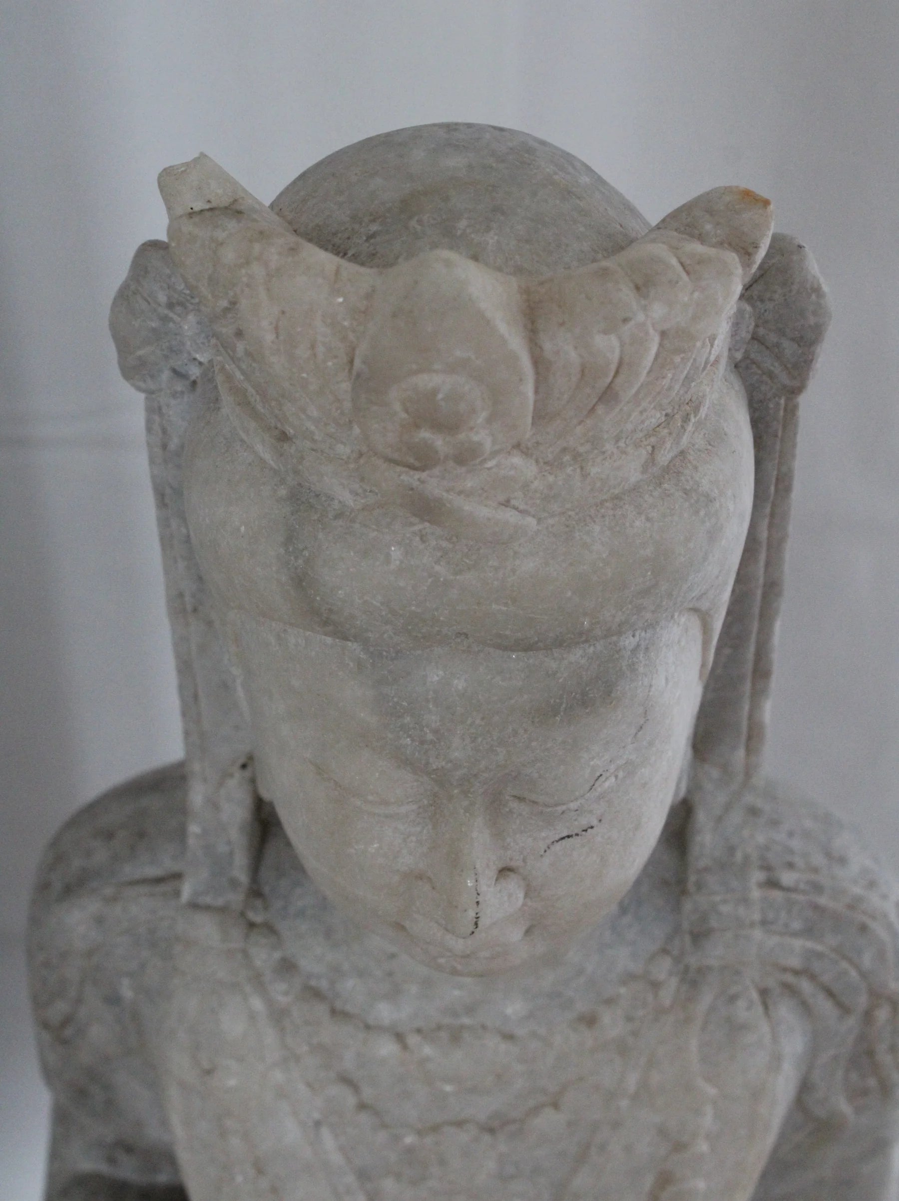 Escultura de Bodhisattva en Mármol