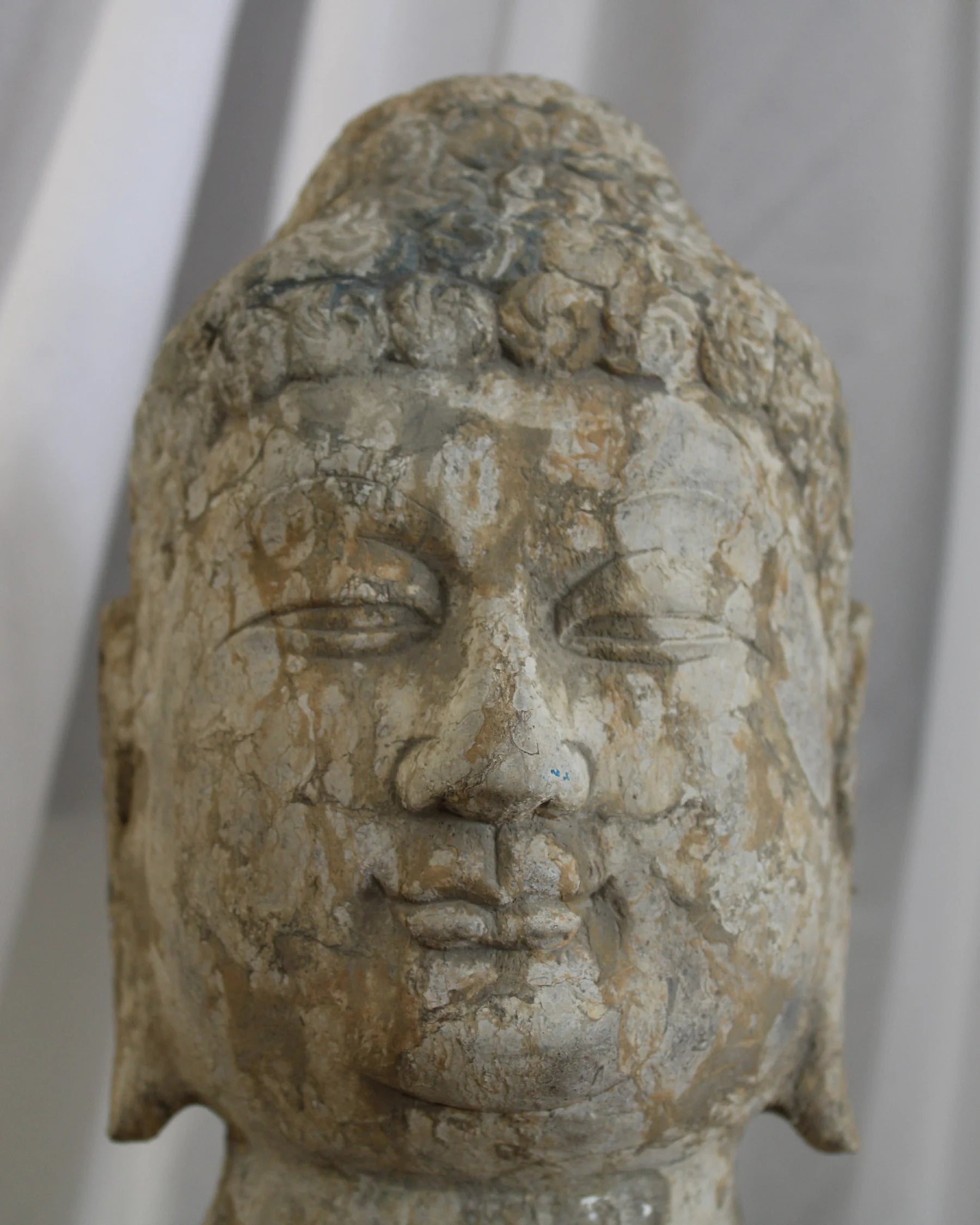 Talla de Buda en piedra de la dinastía Tang